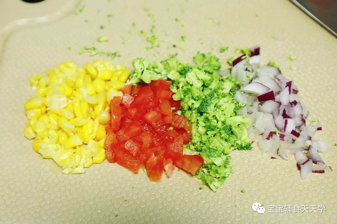 玉米粒，番茄，西兰花，洋葱切成末，用水煮一下，捞起。