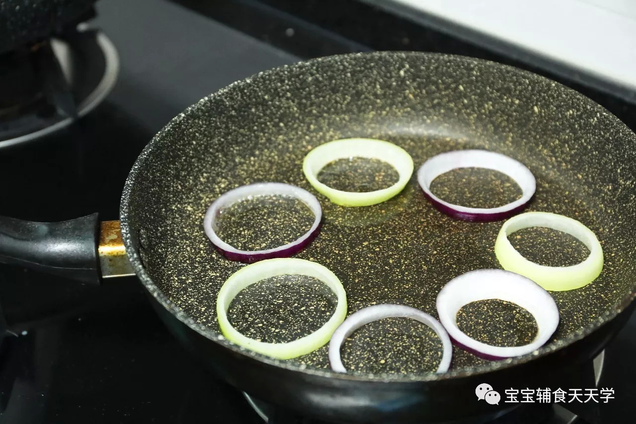 平底锅扫些油，放入洋葱圈