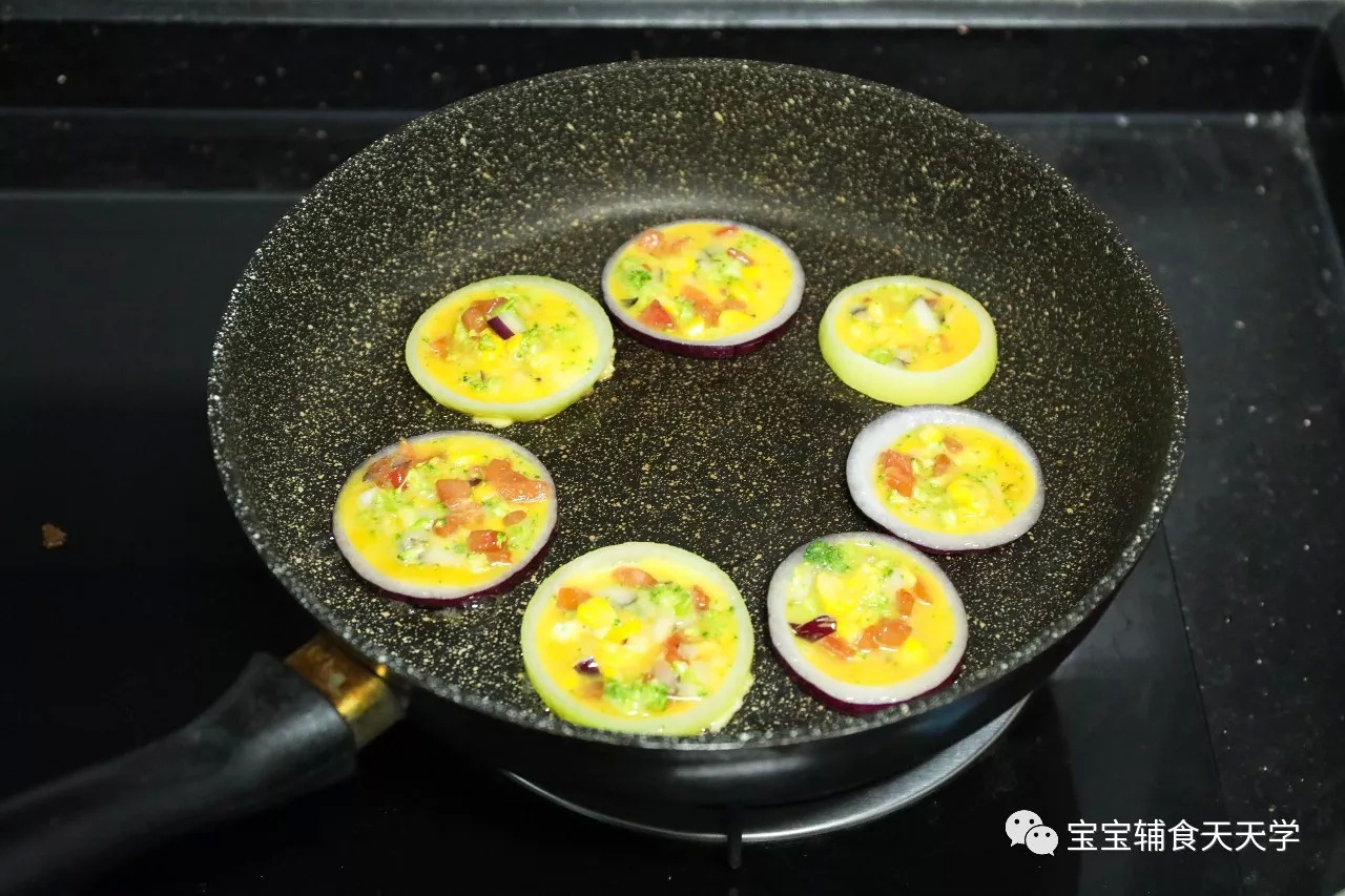 中间勺入面糊，煎至底部凝固，翻面再煎一下即可