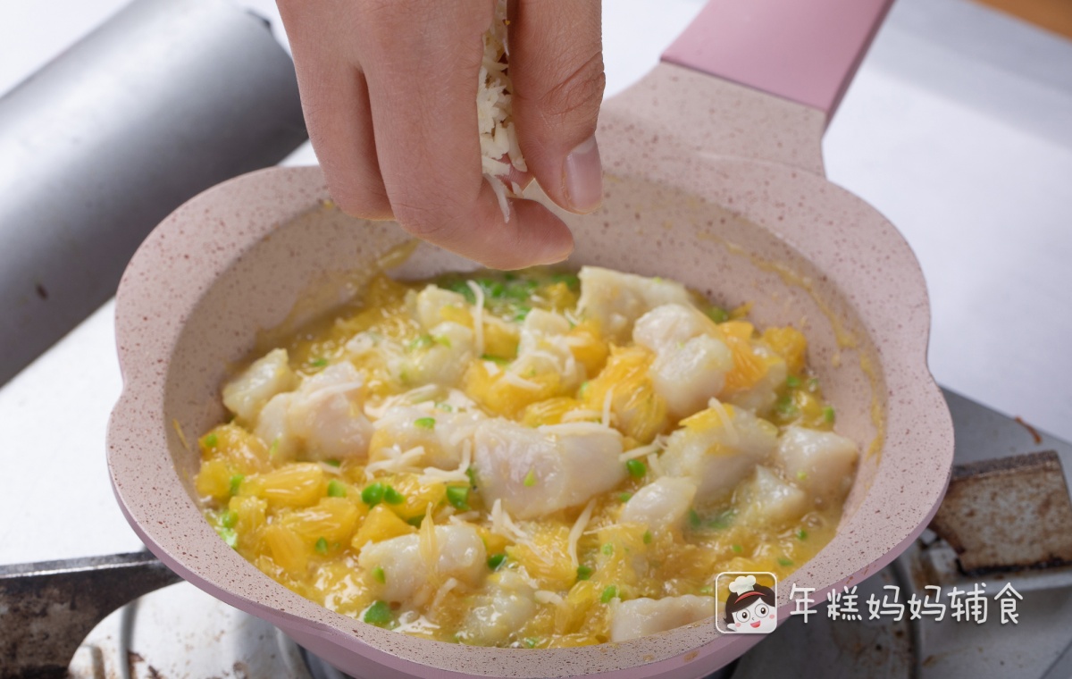 第6步：关火撒上奶酪碎 ；