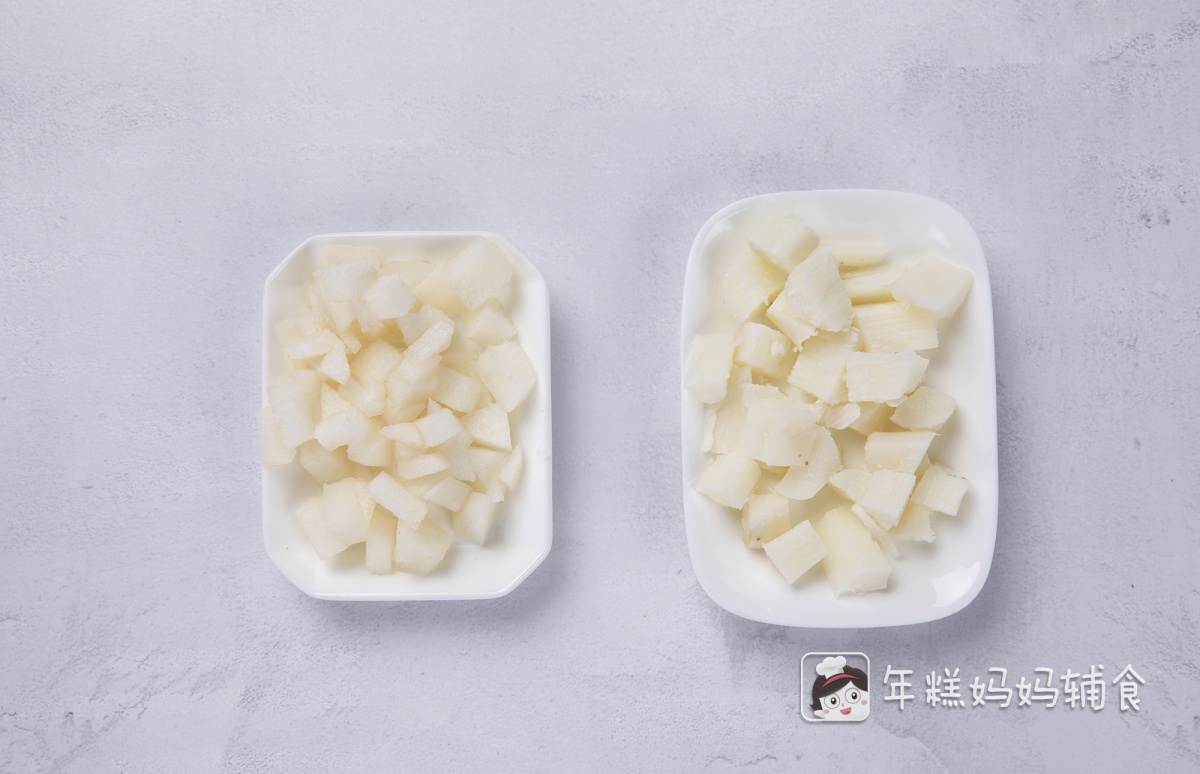 山药提前蒸熟切块，梨子切块；