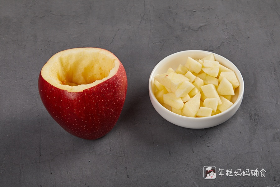 苹果切盖，取果肉，切丁；