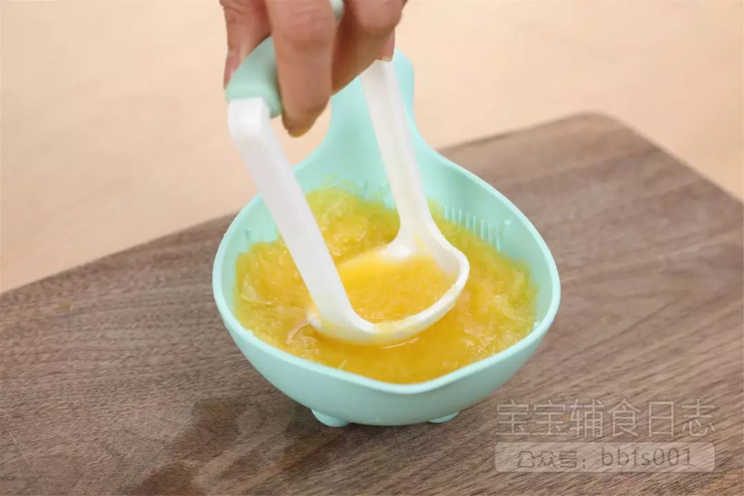 用研磨碗把橙子肉压烂，滤出30g橙子水；