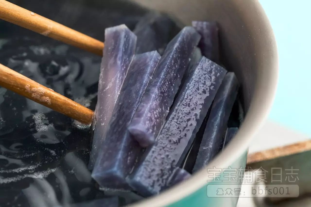 第2步：将紫土豆切条状（稍微厚点），在清水里泡会儿，去除多余的淀粉，然后清水冲洗干净沥干；