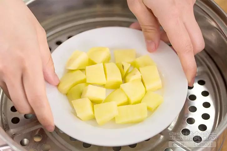 第5步：将切好的土豆放入蒸锅中蒸熟；