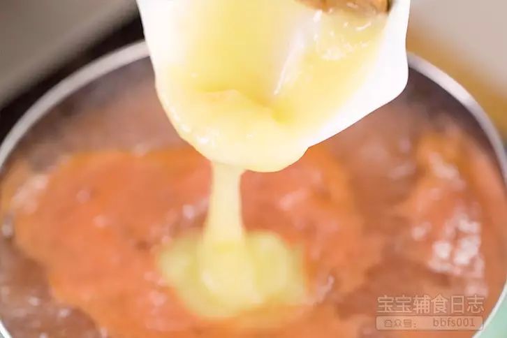 第11步：待盛出前加入土豆泥搅拌均匀既可；