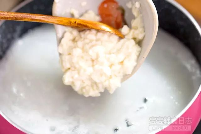 继续倒入捣碎的豆腐煮至熟软；