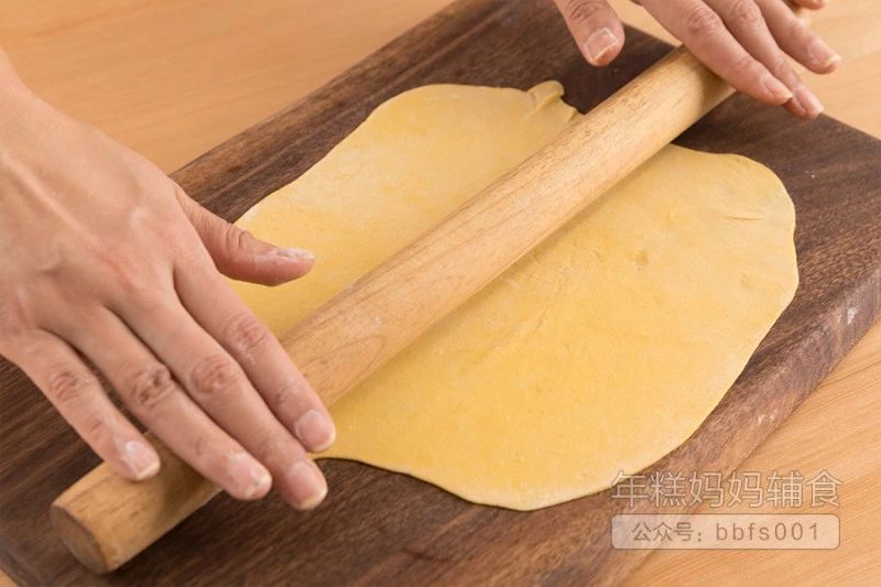 在案板上撒上一层薄薄的面粉，将两个面团分别擀成薄薄的面皮；