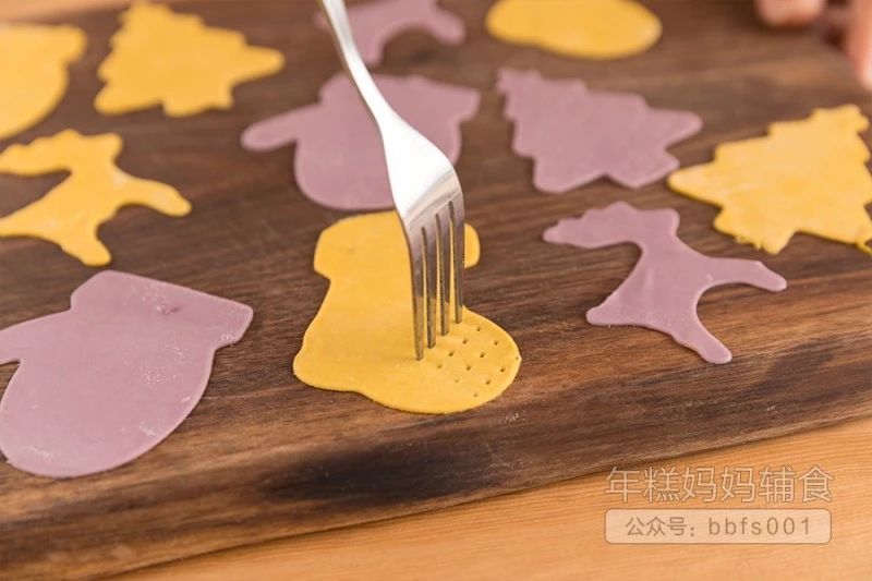 选择自己喜欢的模具按压，再用叉子戳几个洞；