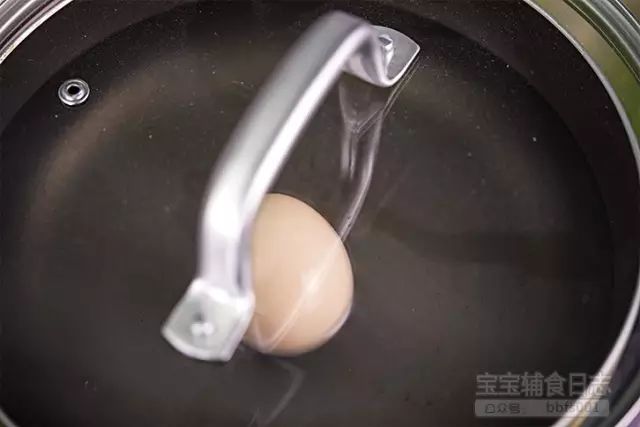 锅中加水，放入鸡蛋煮熟（从中到大火烧开，煮约10分钟左右），水开后马上关火，盖上锅盖焖5-8分钟左右；