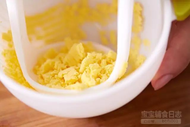 将蛋黄放入研磨碗中研磨成泥，可适当加入少许配方奶或者温开水调下，使得蛋黄泥更加细腻；
