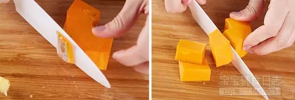 取一块南瓜，去皮去籽，洗净切成小块备用；
