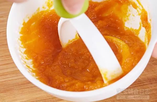 南瓜蒸好了，取出，放入研磨碗中研磨成泥；