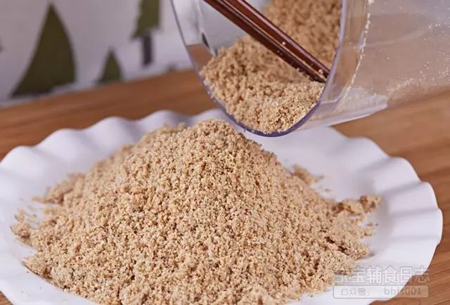 将炒好的芝麻等待冷却后，用料理棒或辅食机打成粉末状；