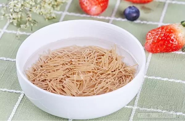 第2步：将意面放入清水中浸泡15-30分钟；（意面提前泡15-30分钟，可以方便煮熟）