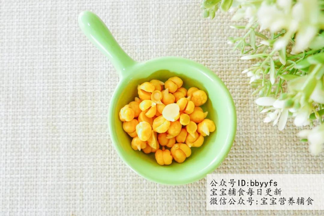 瞧，这些就是已经去皮的鹰嘴豆了。