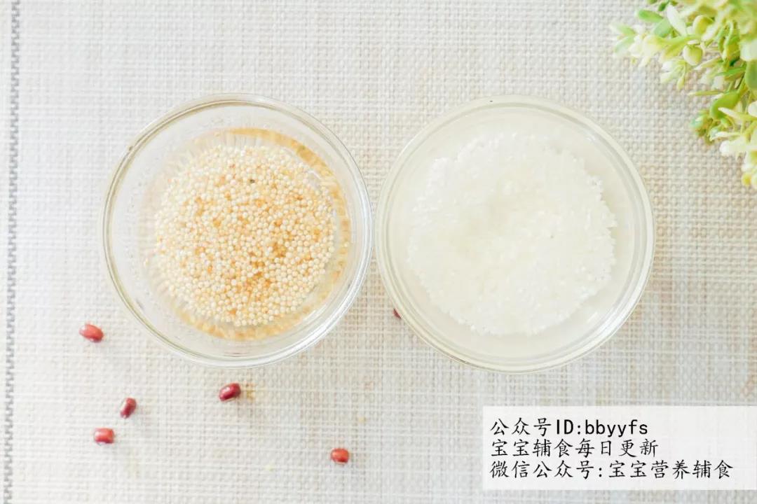 汤已经做好，粥的做法就非常简单啦，先把藜麦和宝宝粥米浸泡1-2个小时。