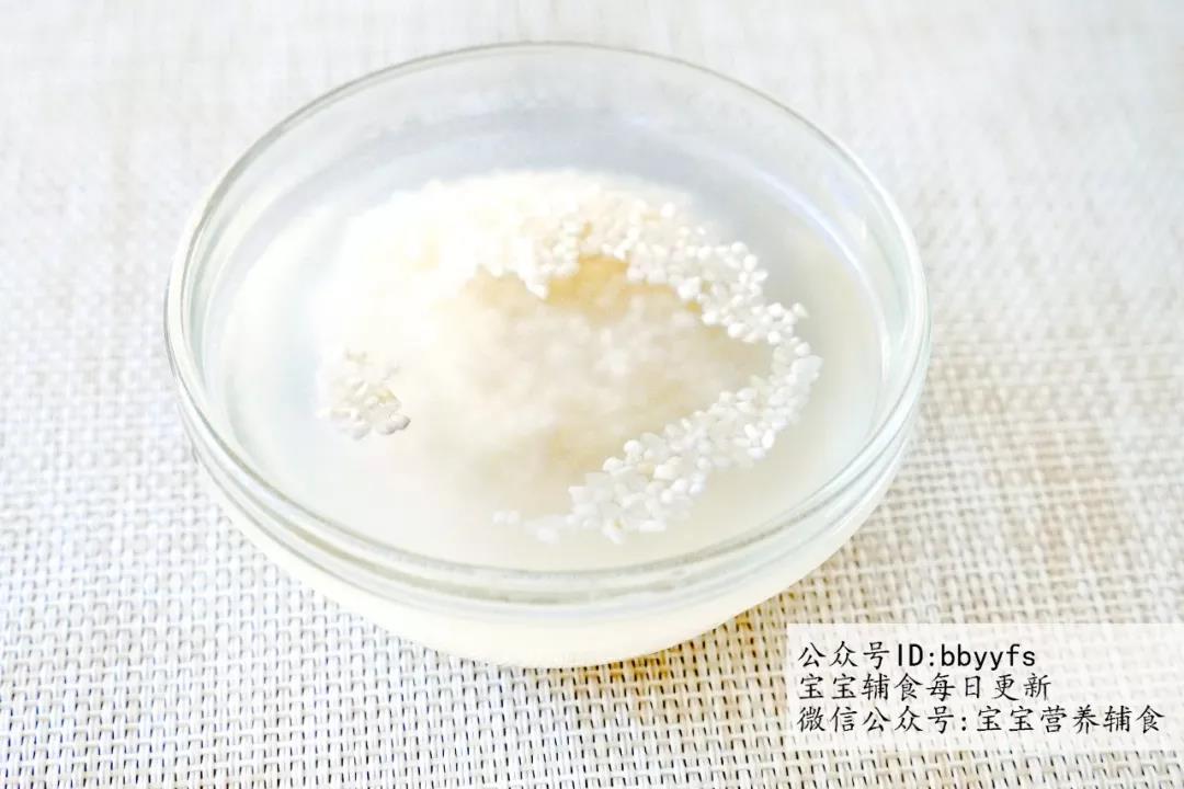 将宝宝粥米用清水淘洗一下。