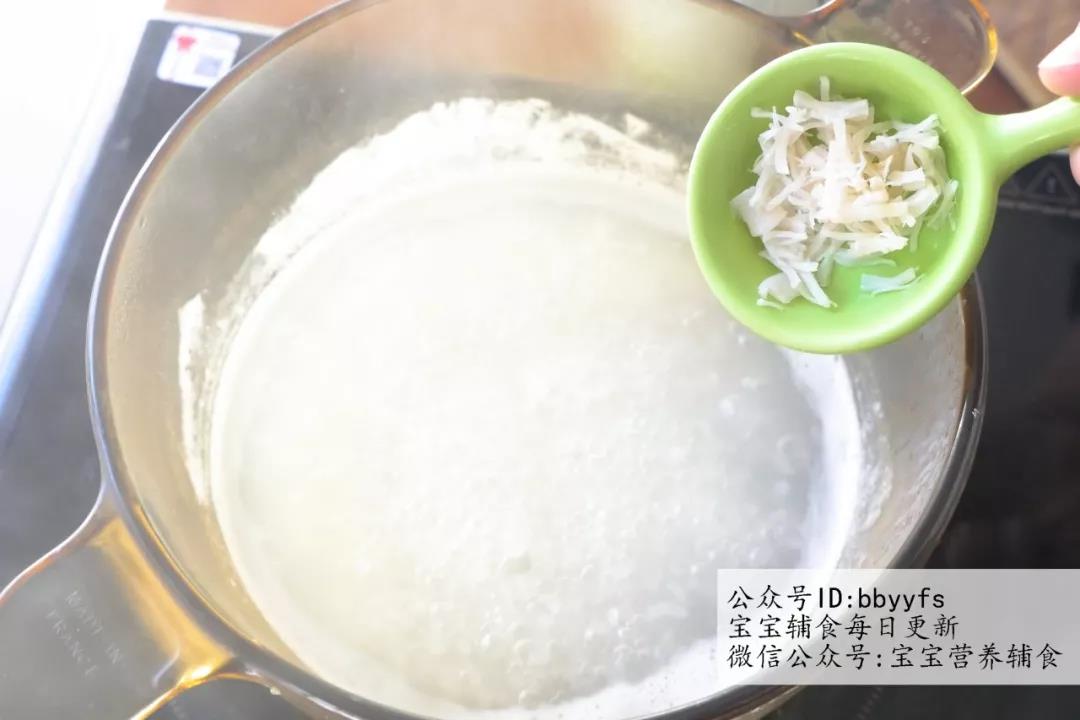 水煮开了，加入干贝丝。