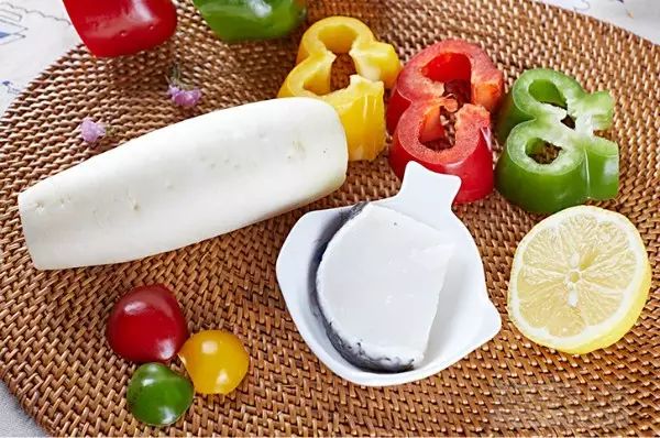 第1步：食材准备：白萝卜80g、鳕鱼30g、红黄绿彩椒各20g；