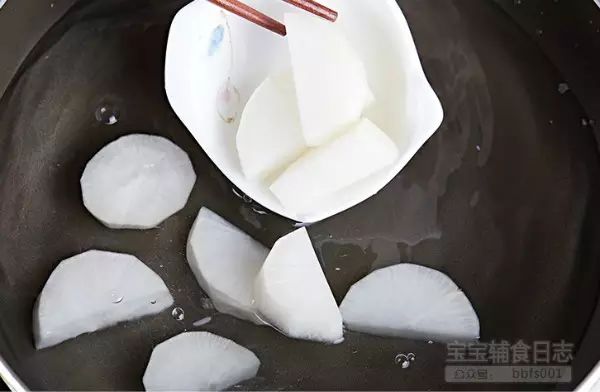 第4步：将切好的白萝卜放入清水中焯熟；