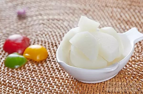 第6步：将焯好的白萝卜捞出，水全部倒掉；（焯水的目的是去除白萝卜的苦涩味。）