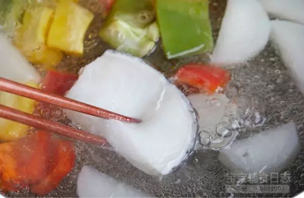 第8步：等快出锅前放入鳕鱼煮熟（鳕鱼熟的很快，不需要煮很久哦）；