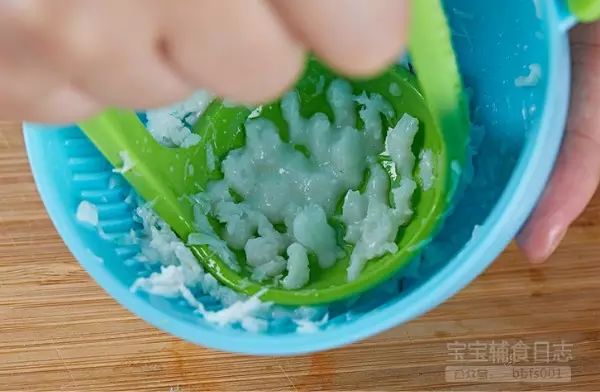 第12步：将捏碎的鱼肉再放入研磨碗中研磨成泥状，方便宝宝咀嚼和吞咽；