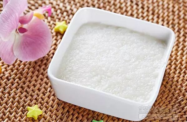 第13步：将白萝卜泥和鳕鱼泥混合搅拌均匀，可以加入一些刚才煮的汤来调节浓稠度；