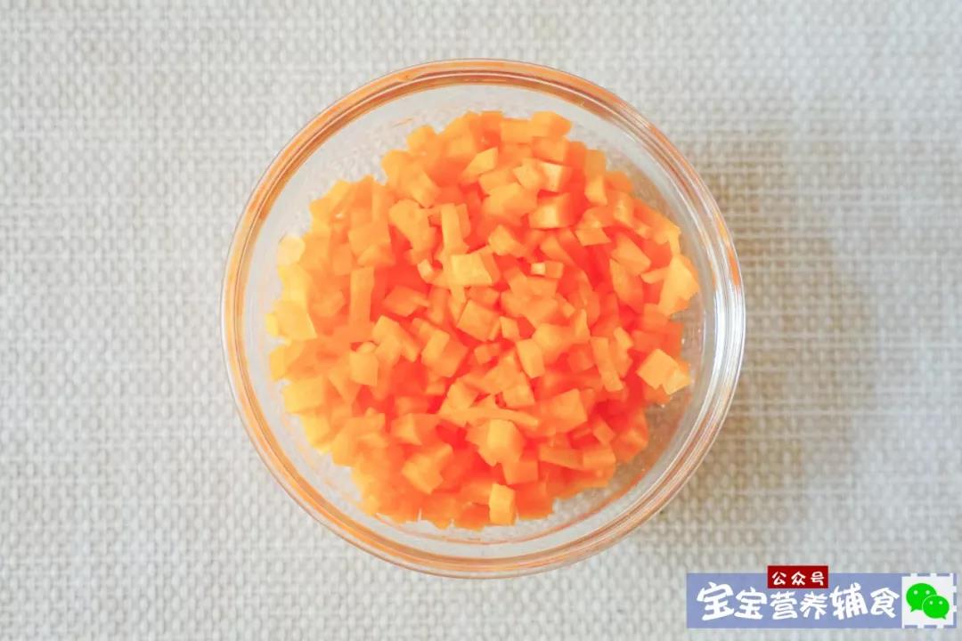 将胡萝卜切碎。