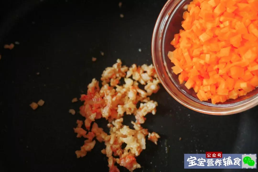 接着加入胡萝卜翻炒出香味来。