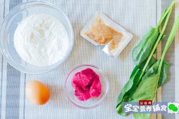 准备食材：火龙果50克、面粉55克、鸡蛋1个、牛肉丝5克、菠菜适量。（牛肉丝里面还有一点点的盐，所以建议周岁以上宝宝再添加哈，周岁以下的话宝妈们可以自制牛肉松或者换些肉沫也是可以的）