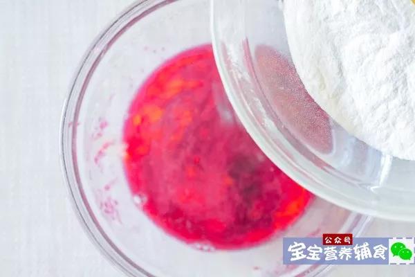 将面粉倒入火龙果和鸡蛋中。