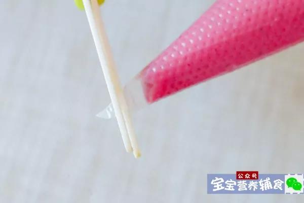 给裱花袋剪小口。（剪的时候一定要剪的小一些，差不像大米粒大小，不然的话，口太大，面线太粗了不好吃，口太小，挤面线的时候又很容易断）