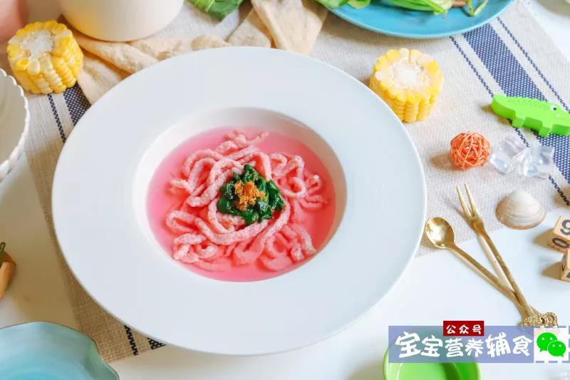 怎么样~做好的面线是不是颜值超高超好看呢~仙仙的火龙果面线配上咱们可爱的宝宝，绝对画面美到爆好吗！