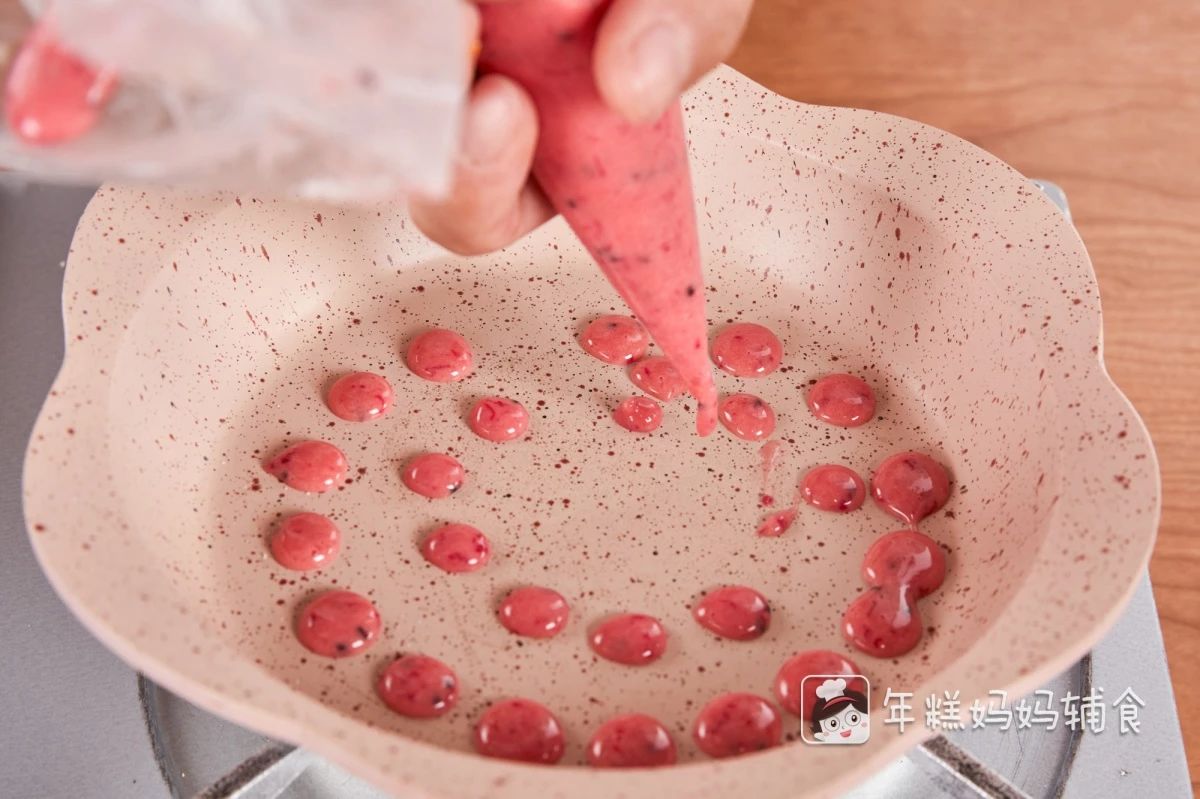 第7步：平底锅先开最小火，锅热后关火，挤入溶豆泥，离火烤（锅举高一点）2分钟，关火。（盖上锅盖用余温焖2分钟，再开最小火离火烤制，再关火盖盖子，反复2-3次，直至用铲子可以将溶豆铲离锅面即成。）