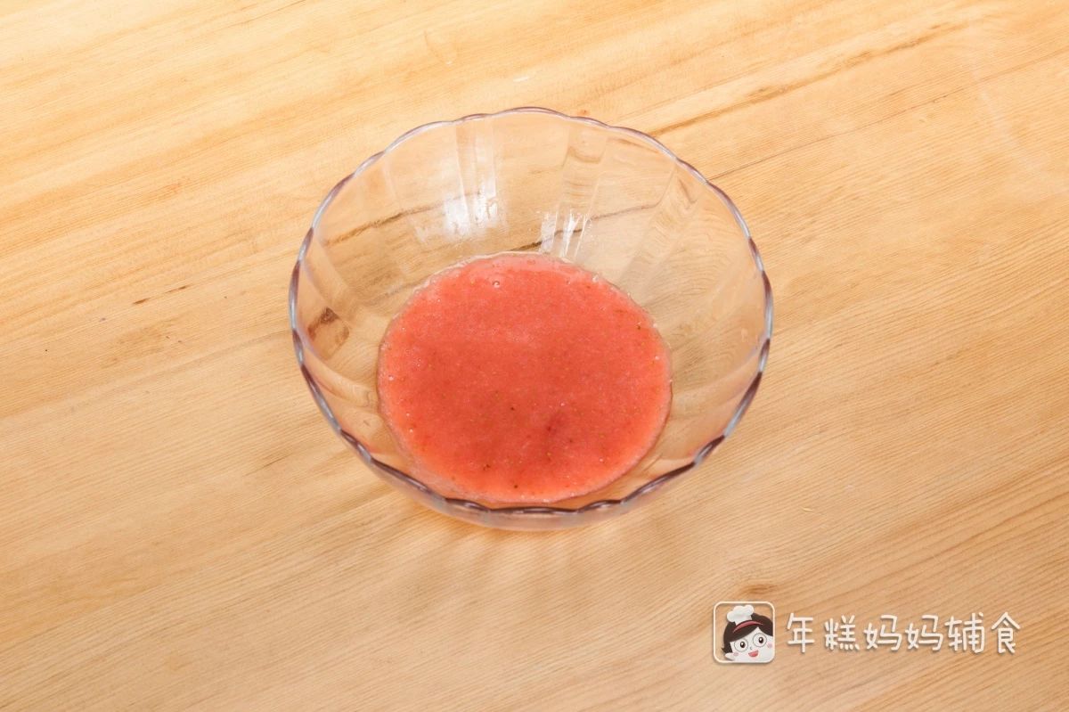 草莓洗净后，碾压成泥（可用料理棒/研磨碗）；