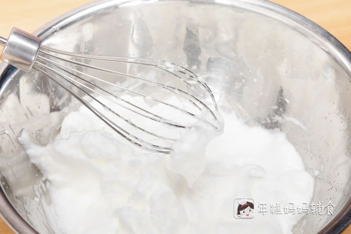 分离蛋白蛋黄，将细砂糖加到蛋白里，用料理棒或打蛋器打发蛋白，蛋白霜提起来竖尖尖角就成功啦；