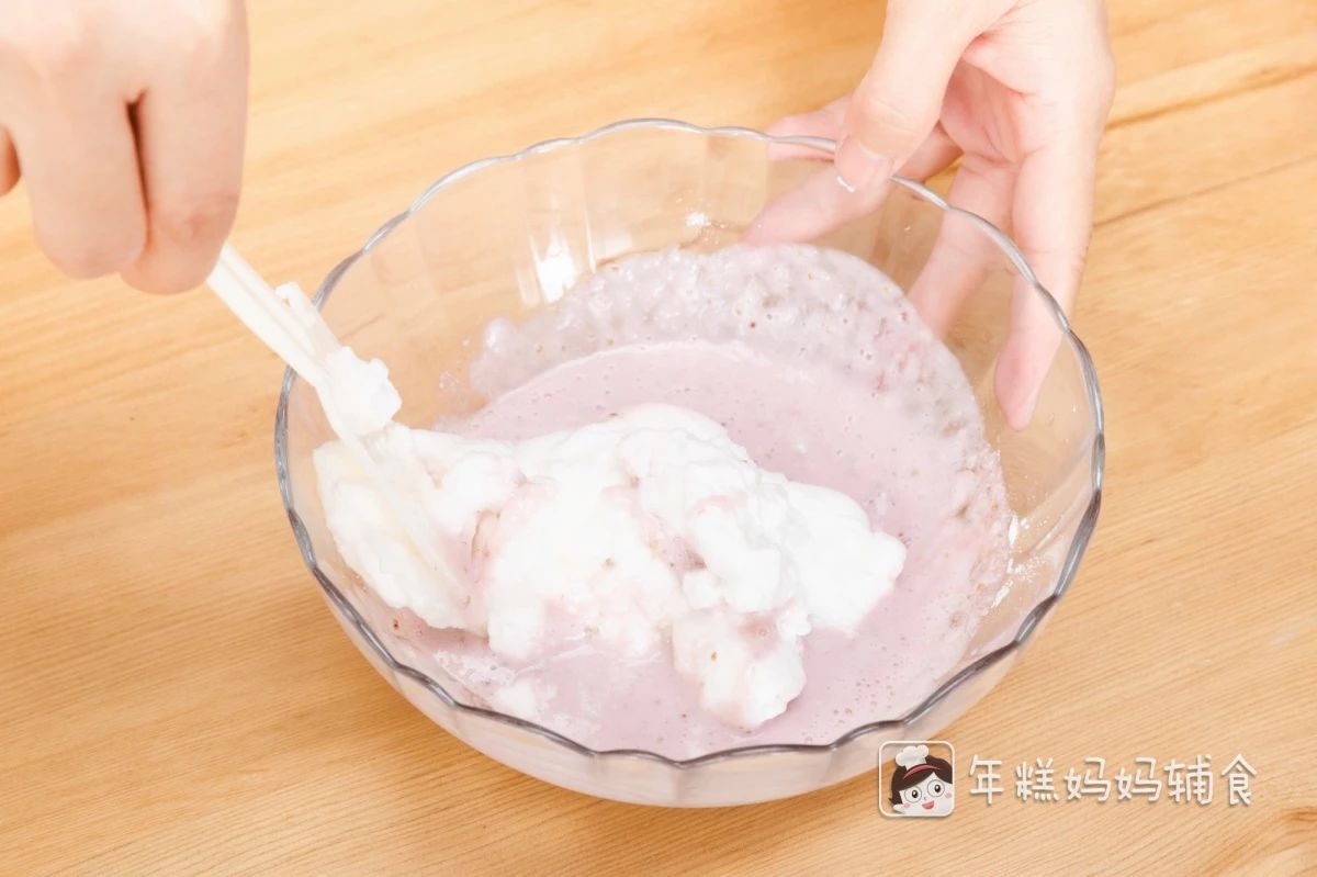 加一点蛋白霜到草莓泥的碗中，进行翻拌，再将剩余的蛋白霜全部翻搅，不要画圈圈哦，容易消泡；