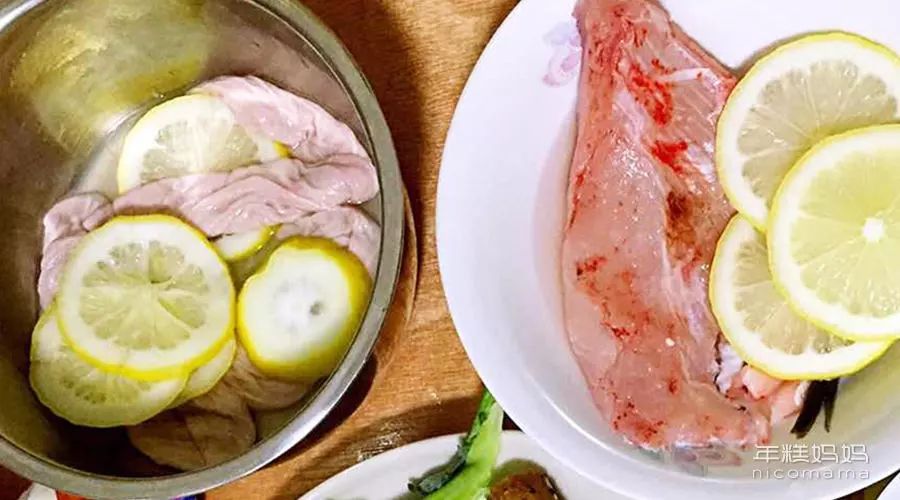 食材全部洗净，鱼肉去骨切丁，放入柠檬片腌制去腥；猪小肠彻底洗净后，放柠檬片腌制去腥；