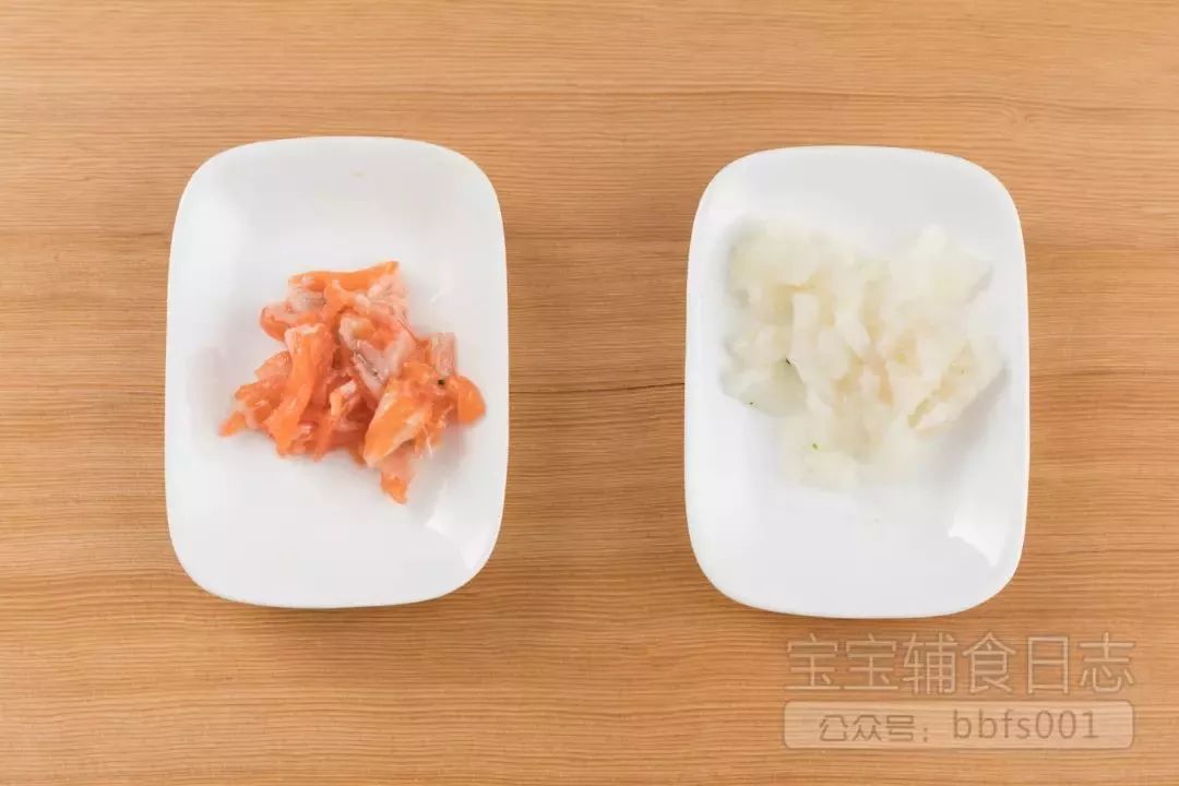 第2步：三文鱼、鳕鱼洗净剁碎，滴入少许柠檬汁静置一会儿；