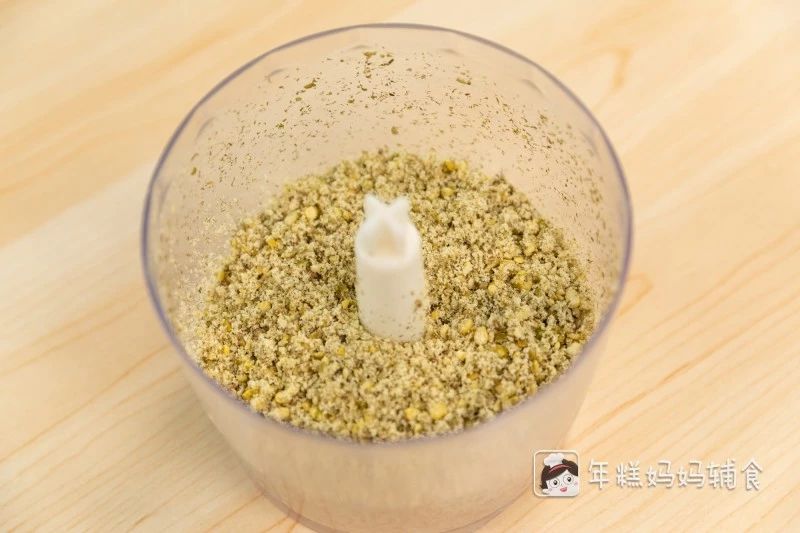 将绿豆放入料理机中打细沙状；（浸泡的时间没有那么长，所以蒸出来的略显干松，大家可以根据喜好选择。浸泡的时间长，蒸出来的会更加的软糯。）