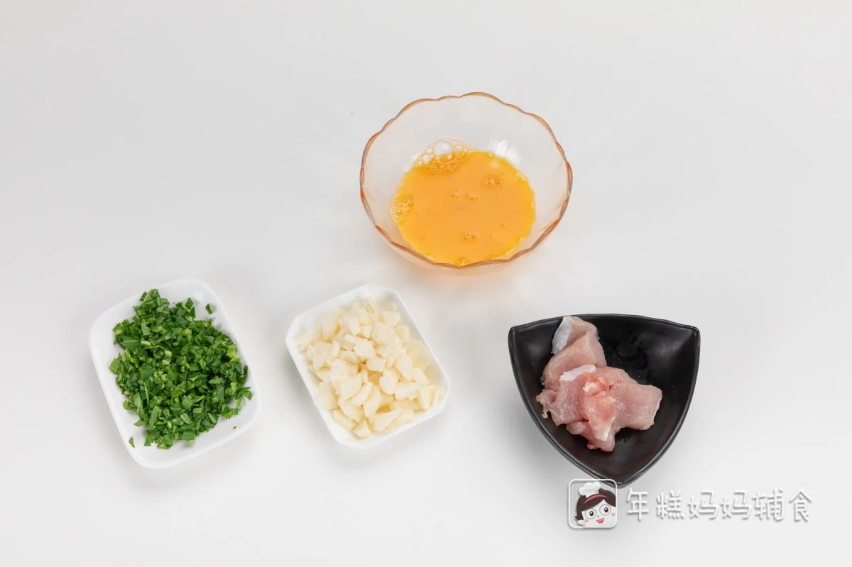 鸡蛋打散、青菜取叶子部分切碎、山药切块，猪肉切片；