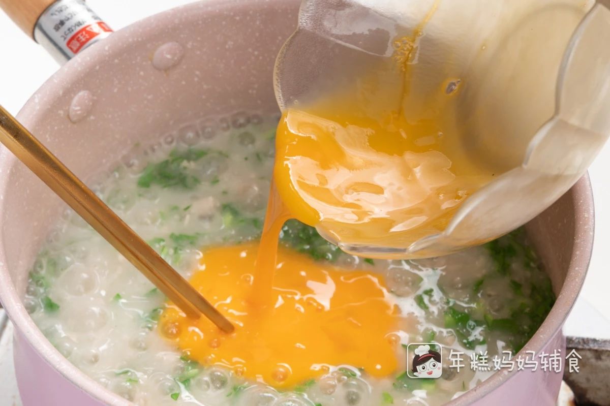 继续加入青菜叶子和鸡蛋，煮熟即可；