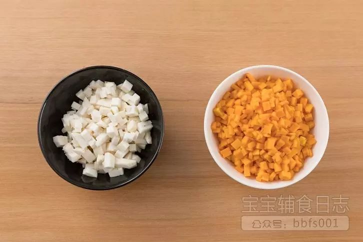 南瓜和芋头洗净后去皮，然后根据宝宝的实际咀嚼和吞咽能力来切成大小合适的丁；