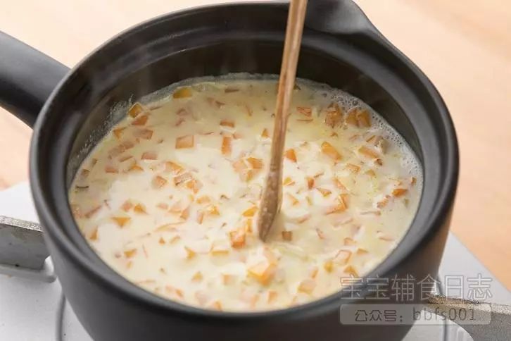 将炒好的食材倒入砂锅中，加入配方奶，大火煮开后转小火炖煮15分钟左右，期间注意搅拌，防止煮糊；