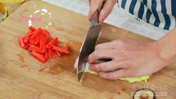 取两片娃娃菜，去掉根茎部分（根茎部分对于小月龄的宝宝而言比较难咀嚼和吞咽）；