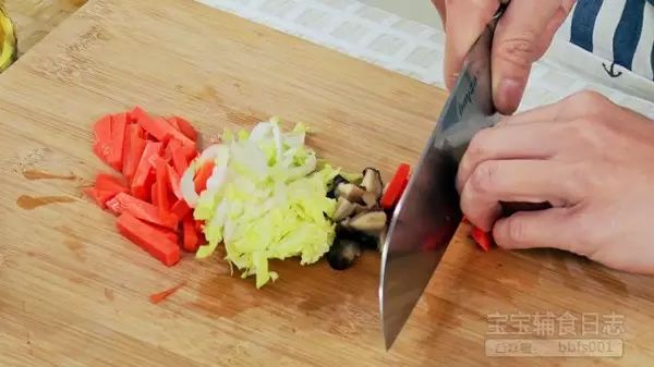 将新鲜香菇清洗干净（粘在上面的泥沙不易被洗掉，在水里放点儿食盐，泡一会儿会更方便清洗）；