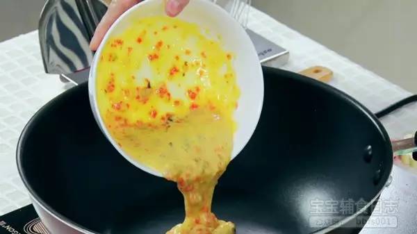 鸡蛋饼原液完成后，我们开始热锅，锅热后调小火，把鸡蛋液倒入锅内，均匀得平摊在锅底；