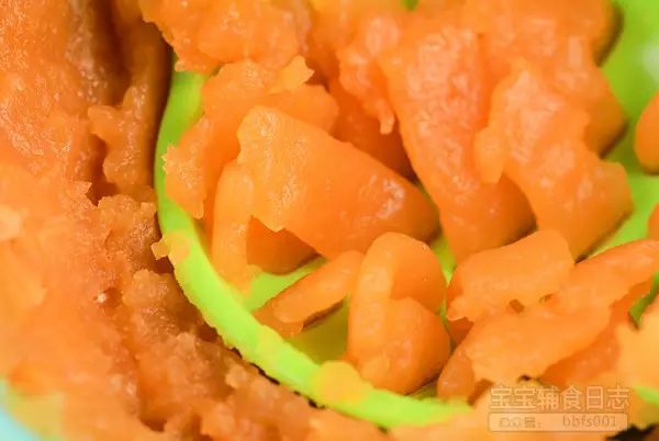 把蒸好的红薯控出多余水份，再放入研磨碗中，碾压成泥状，放凉备用；